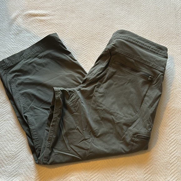 L.L. Bean Water -Repellant Comfort Trail Pants Mid-Rise Cropped Pants - Picture 3 of 14